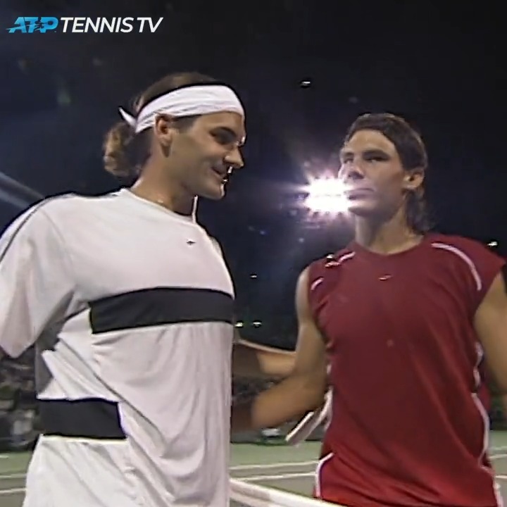 📂Il y a 20 ans, en mars 2004, Rafa Nadal, 17 ans, 34e mondial, créait une énorme surprise au troisième tour du Masters de Miami en dominant en deux sets (6-3, 6-3) le n°1 mondial Roger Federer pour le premier des 40 Fedal de l'histoire.
