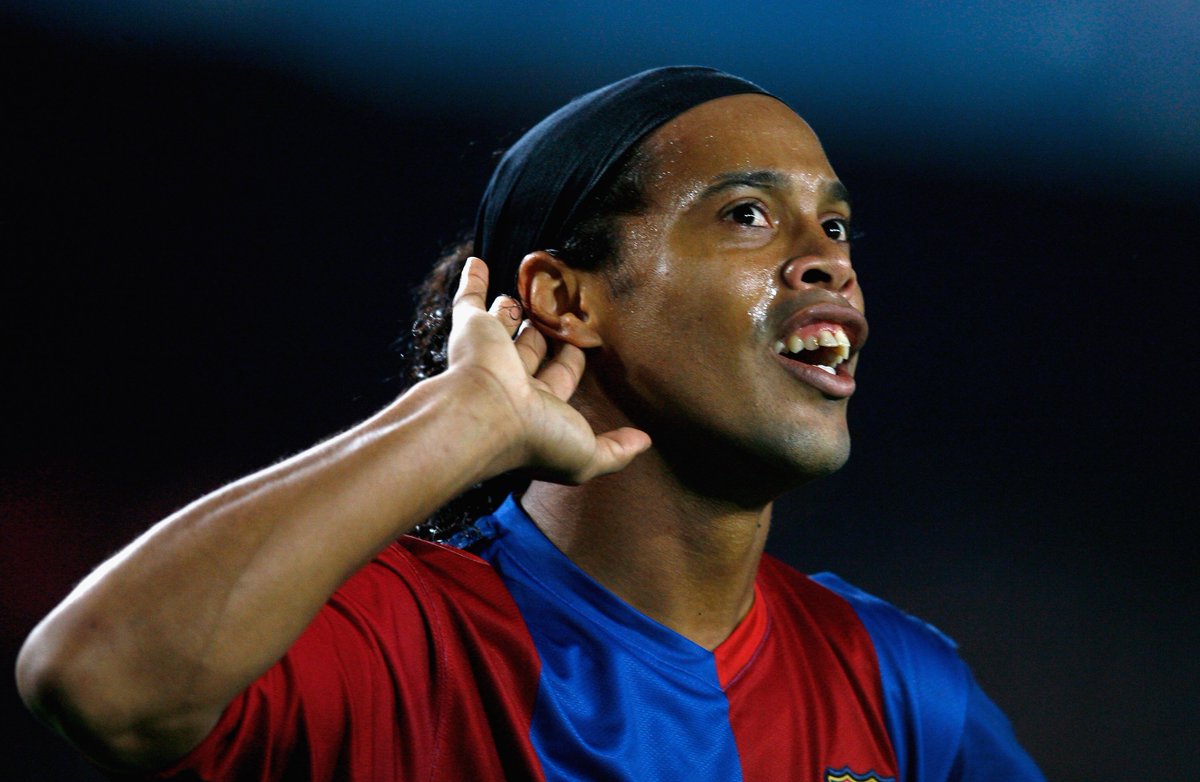 La bola y él se convertían en uno solo. Felices 44 años, Ronaldinho.