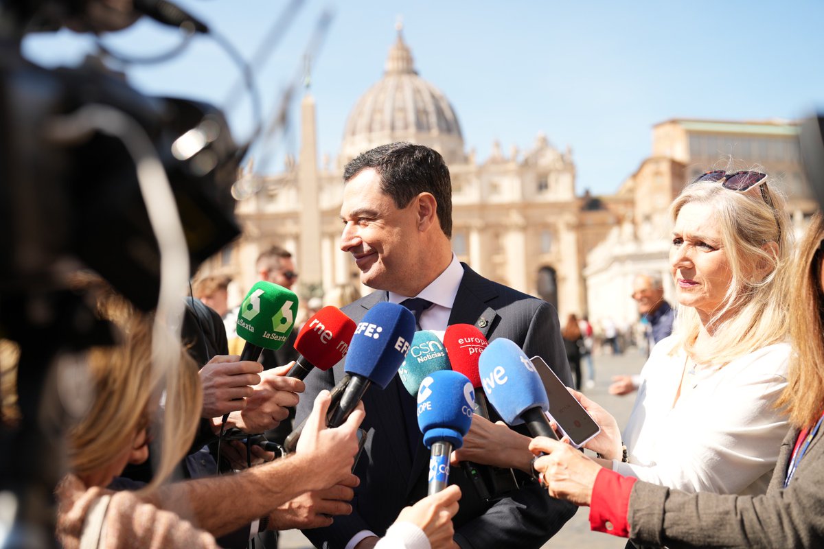 Es un día especial como representante de los andaluces. El encuentro con el Papa Francisco ha sido muy cordial y satisfactorio. Hemos hablado de migración, cambio climático o la situación de #Andalucía. Somos una tierra comprometida con la solidaridad, la convivencia y la paz.