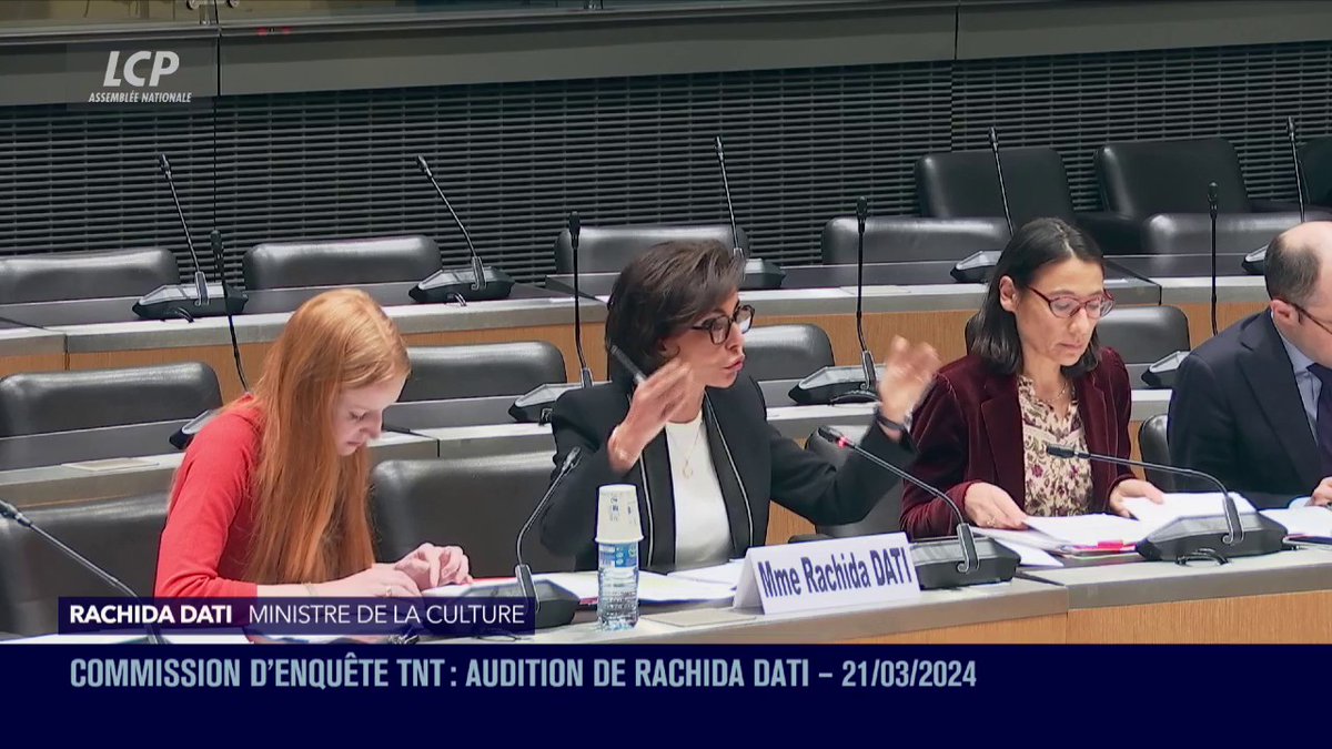 "Je serais l'objet d'un contrat entre deux hommes ?", s'insurge Rachida Dati ن à propos de la question d'Aurélien Saintoul sur d'éventuels échanges entre Emmanuel Macron et Vincent Bolloré avant qu'elle ne soit nommée ministre. Quentin Bataillon demande au rapporteur de "reformuler". #DirectAN