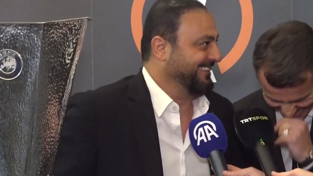 Hasan Şaş: "UEFA Kupası'nı kazandık, Bülent ağabeyin omuzu çıktı, içimden dedim ki 'Bülent ağabey bu kupayı kaldıramaz, omuzu çıktı', maç bitti 15 kiloluk kupayı yine Bülent ağabey kaldırdı (Gülerek)."