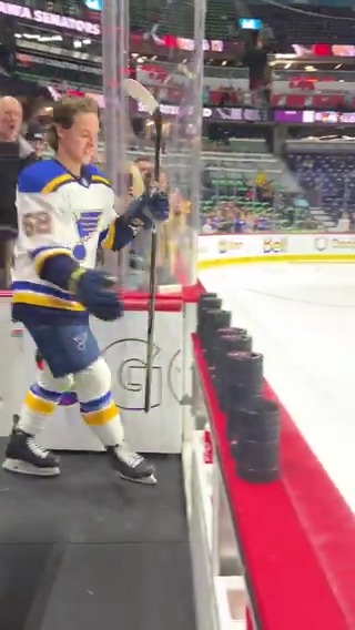 When asked about his NHL debut, Zach Dean said he wanted to get out there and enjoy it. Based on that smile, we’d say he did. Congratulations Zach! #stlblues