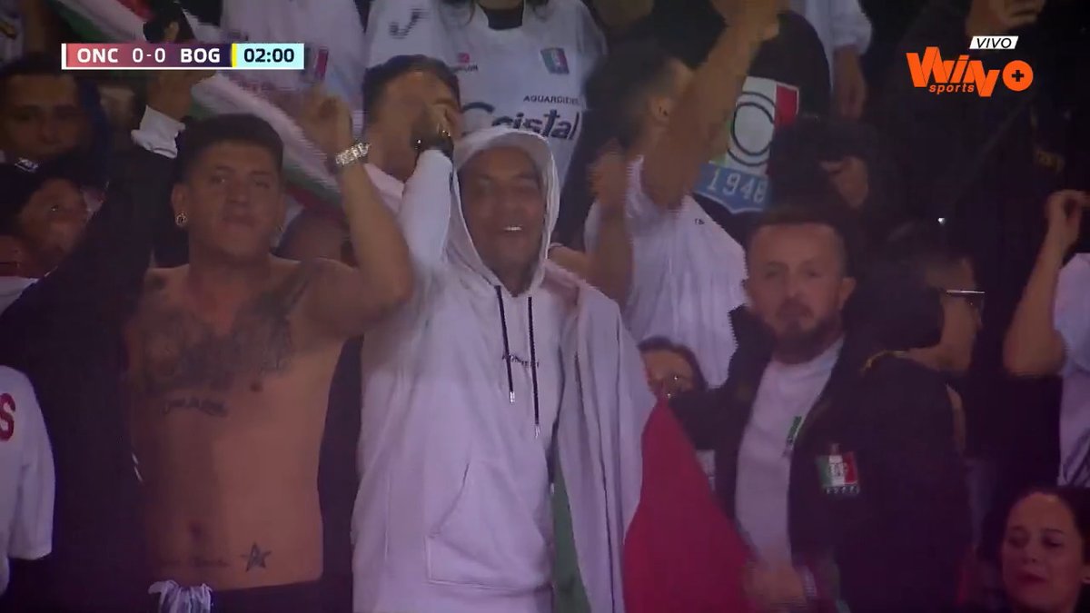 💥⚽ ¡Dayro alentando desde la popular al Once Caldas! #LACOPAxWIN