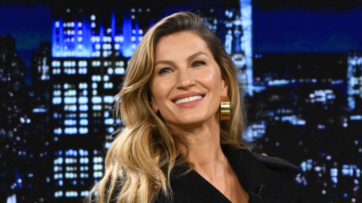 .Gisele Bündchen quizzes Jimmy on Portuguese words that may or may not be related to her new cookbook Nourish, out now! #FallonTonight
