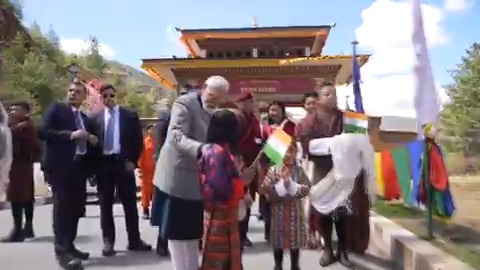 A very memorable welcome in Bhutan! Throughout the way, there were several people who had gathered. I cherish their affection greatly.