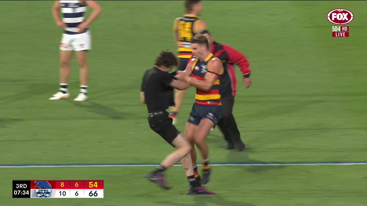 CHAOS with a short delay in the game for a pitch invader in Adelaide 🙄 📺 Watch #AFLCrowsCats LIVE on ch. 504 or stream on Kayo: ✍️ BLOG 🔢 MATCH CENTRE