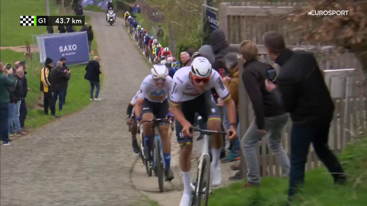 🚴🇧🇪 | Op de Paterberg versnelt Van der Poel weer en het is Van Aert die valt! 😱😱😱 Is de koers nu beslist? #E3SaxoClassic 📺 Koers kijk je live op discovery+