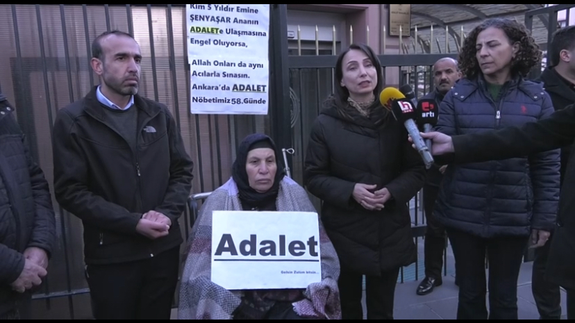 Eş Genel Başkanımız Tülay Hatimoğulları Adalet Bakanlığı önünde adalet nöbetini sürdüren Emine Şenyaşar’ı ziyaret etti ve onunla birlikte iftar açtı:
