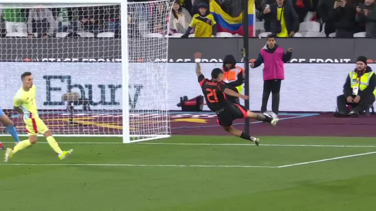 "Colombia" Porque le rompió bien el ojete a España por 1-0 en un amistoso jugado en Londres. Los españoles se hacen los pijudos que son mejores y van a ganar todo, se enfrentan a un sudamericano y terminan entregando el orto, altas putitas los españoles.