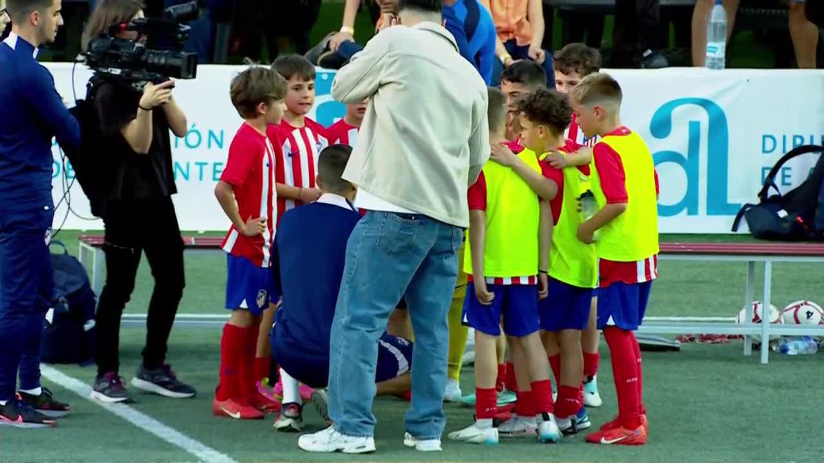👏🏻 ¡Enhorabuena al SEÑOR entrenador que tiene el alevín del Atlético de Madrid! 🔊Activen audio y escuchen lo que les dice a sus jugadores en el descanso del partido.👇🏻