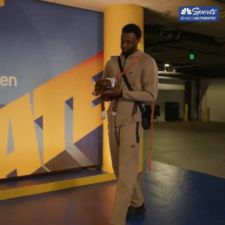 The Warriors pulled up with pups from a local adoption center 💙🐶