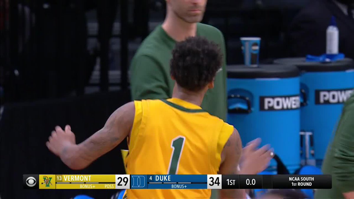 The scoop shot sends Vermont into the half down five 👀 #MarchMadness