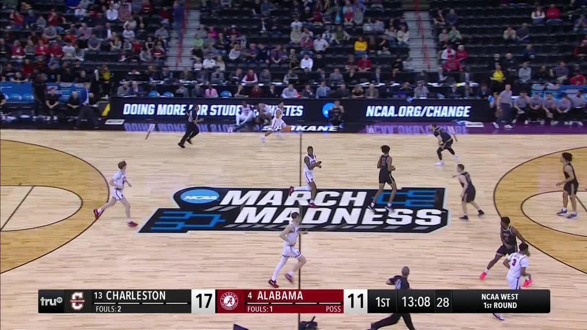 Charleston and Alabama are battling early ⚔️ #MarchMadness Charleston Basketball