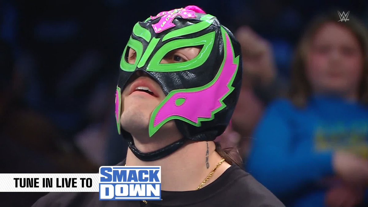 WHAT IS HE DOING HERE!? IT'S DOMINIK! 😡😡😡 Dominik just took out his father, ♛Rey Mysterio❔, to help Pinche Corleone! #SmackDown