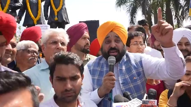 ਸਾਡੇ ਸ਼ਹੀਦਾਂ ਨੇ ਦੇਸ਼ 'ਚ ਲੋਕਤੰਤਰ ਲਿਆਉਣ ਲਈ ਕੁਰਬਾਨੀ ਦਿੱਤੀ ਸੀ... ਪਰ ਅਫ਼ਸੋਸ ਦੀ ਗੱਲ ਹੈ ਕਿ ਹੁਣ ਸਾਡੇ ਦੇਸ਼ 'ਚ ਲੋਕਤੰਤਰ ਨਹੀਂ ਰਿਹਾ... ਤਾਨਾਸ਼ਾਹੀ ਸਰਕਾਰ ਦਾ ਰਵੱਈਆ ਦੇਖ ਕੇ ਅੱਜ ਸਾਡੇ ਸ਼ਹੀਦਾਂ ਦੀ ਆਤਮਾ ਵੀ ਤੜਫ਼ ਰਹੀ ਹੋਵੇਗੀ...