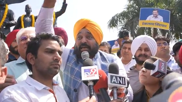 ਇਹ ਦੇਸ਼ ਕਿਸੇ ਦੀ ਜਗੀਰ ਨਹੀਂ ਹੈ, ਇਹ ਦੇਸ਼ 140 ਕਰੋੜ ਲੋਕਾਂ ਦਾ ਦੇਸ਼ ਹੈ... ਅਸੀਂ ਤਾਨਾਸ਼ਾਹ ਸਰਕਾਰ ਤੋਂ ਡਰਨ ਵਾਲੇ ਨਹੀਂ ਹਾਂ... ਪਹਿਲਾਂ ਗੋਰਿਆਂ ਨਾਲ ਲੜਾਈ ਲੜ ਕੇ ਦੇਸ਼ ਨੂੰ ਬਚਾਇਆ ਸੀ ਹੁਣ ਇਹਨਾਂ ਚੋਰਾਂ ਨਾਲ ਲੜਾਂਗੇ...