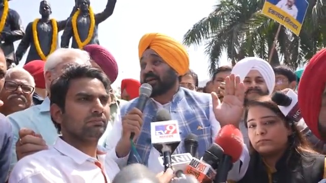 ਅੱਜ ਬਾਬਾ ਸਾਹਿਬ ਡਾਕਟਰ ਭੀਮ ਰਾਓ ਅੰਬੇਡਕਰ ਦਾ ਸੰਵਿਧਾਨ ਖ਼ਤਰੇ ਵਿੱਚ ਹੈ... ਦੇਸ਼ ਦੇ 140 ਕਰੋੜ ਲੋਕਾਂ ਨੂੰ ਅਪੀਲ ਕਰਦੇ ਹਾਂ ਕਿ ਆਓ ਇਕੱਠੇ ਹੋ ਕੇ ਦੇਸ਼ ਨੂੰ ਬਚਾਈਏ… ਨਹੀਂ ਤਾਂ ਇਹ ਦੇਸ਼ ਨੂੰ ਬਰਬਾਦੀ ਵੱਲ ਲੈ ਜਾਣਗੇ...
