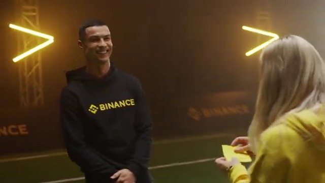Playing football with your hands tied or playing barefoot? Let's see what Cristiano Ronaldo and Ana Maria Markovic think.