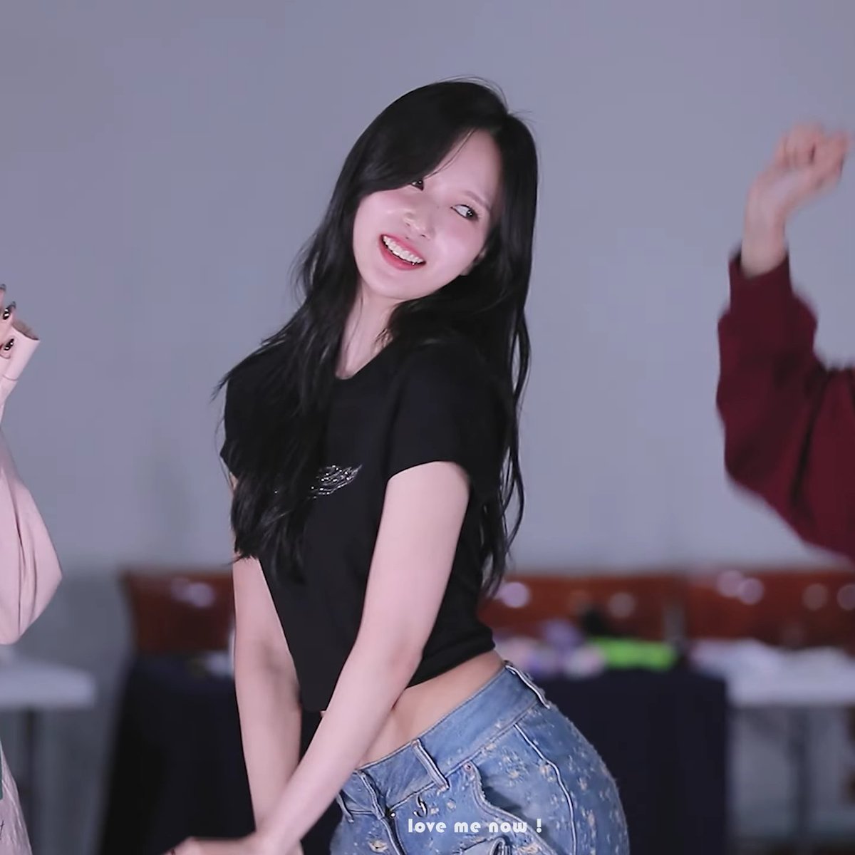 MINA DANCING LIKE THIS TO THE HAPPY BIRTHDAY SONG 😭😭 #HappyMinaDay #TimeToShineWithMINA #묘한설렘으로_가득한_묘이의_생일