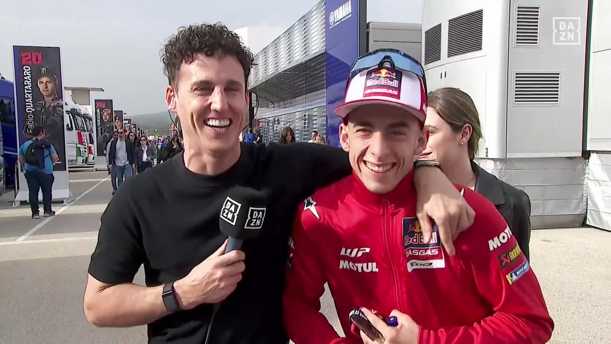 😂😂😂😂😂 Cuando en pleno de directo de Pol Espargaró aparece Pedro Acosta para trolearlo 😆 ¡Espectacular! 🤣 #PortugueseGP 🇵🇹 #MotoGP 🏁