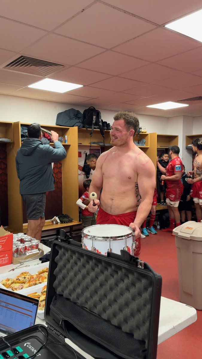 Official Scarlets Player of the Match Alex Craig on the drum 🎶🥁 Alex sy’n curo’r drwm am Sosban Fach heddi’ 🥁🔥 #YmaOHyd #SosbanFach #SCAvBEN