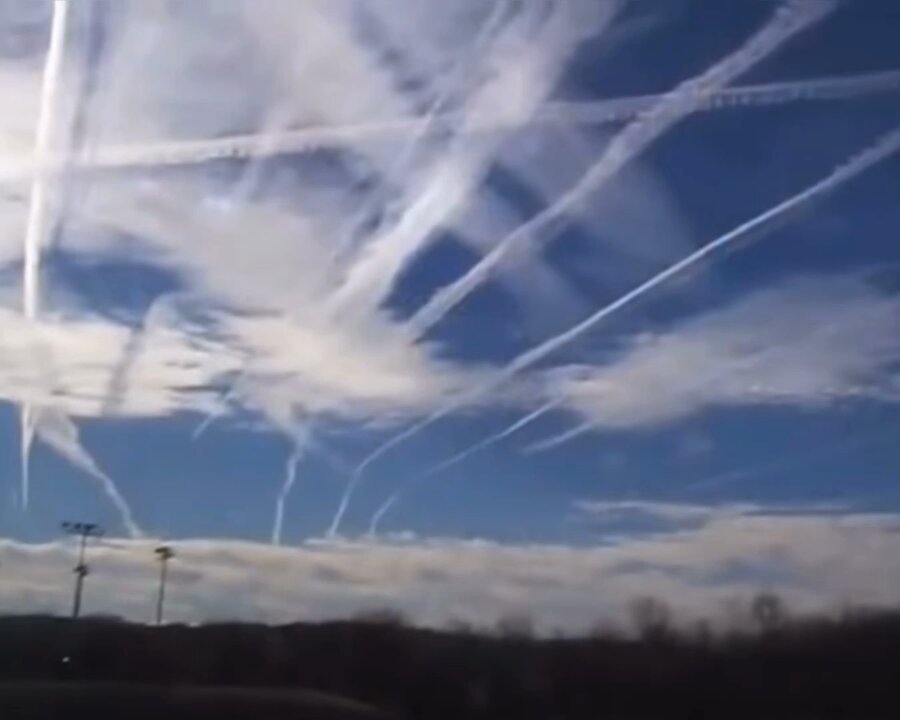 🚨#BREAKING: Tennessee Senate has passed a bill based on chemtrails conspiracy theory 📌#Tennessee | #USA Republican Senator Steve Southerland Has successfully introduced a bill in the Senate The bill highlights concerns regarding the potential for geoengineering experiments conducted by the federal government or its agents within Tennessee's borders. These experiments involve intentionally dispersing chemicals into the atmosphere. The proposed legislation aims to prohibit such activities in the state. This initiative responds to the "chemtrail theory," which posits that the government covertly releases harmful chemicals into the air from aircraft, akin to contrails. According to a research group at Harvard University specializing in climate science and technology, proponents of the theory cite reasons such as sterilization, reduced life expectancy, mind control, and weather manipulation The bill has yet to advance in the House