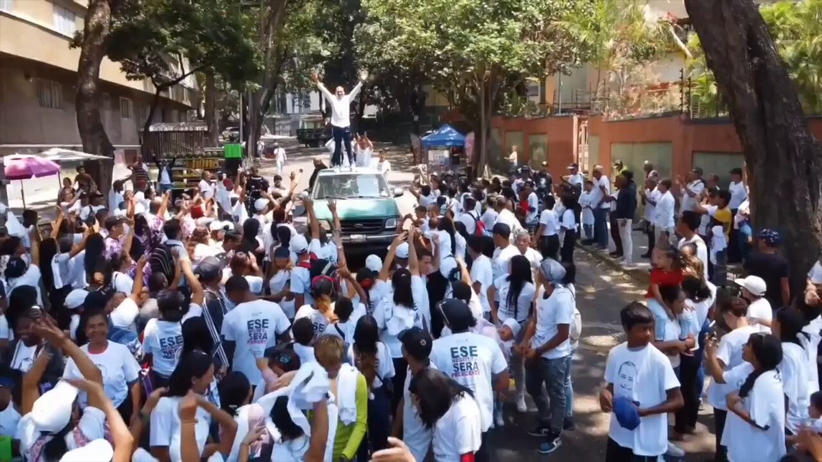 Dicen que las encuestas de Datincorp, Delfos y Datanálisis que me colocan entre los candidatos habilitados más populares son falsas, que las compré todas, dicen. Sigan cayéndose a coba. ¿Qué candidato podría haber hecho lo que hicimos hoy en Caracas para nuestra postulación? ¿O acaso también le dimos un saco de dinero a la gente? Despierten, Venezuela, no es el Contri ni Altamira.