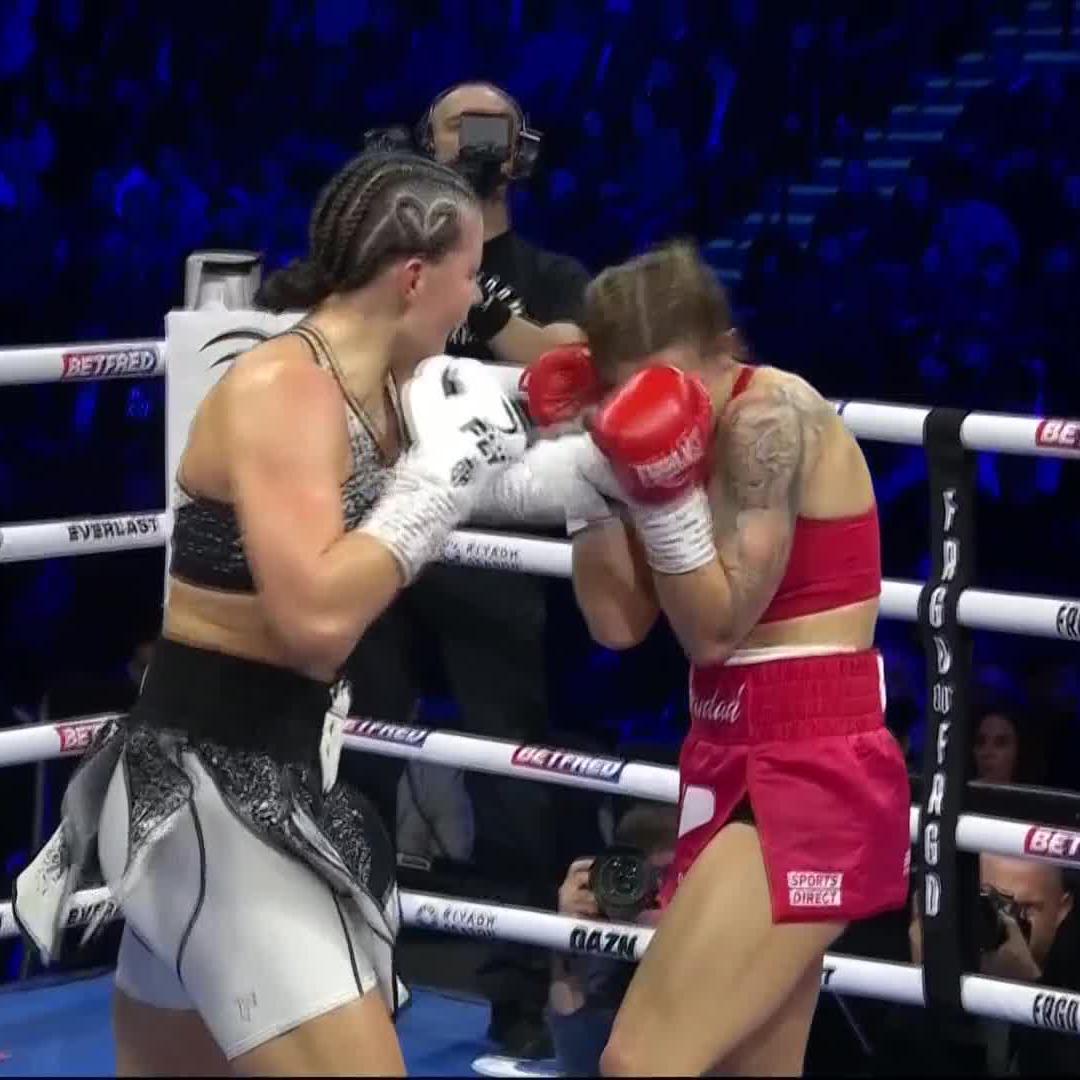Sandy Ryan is PILING it on the former champ 😱 #SmithZepeda | #RyanHarper