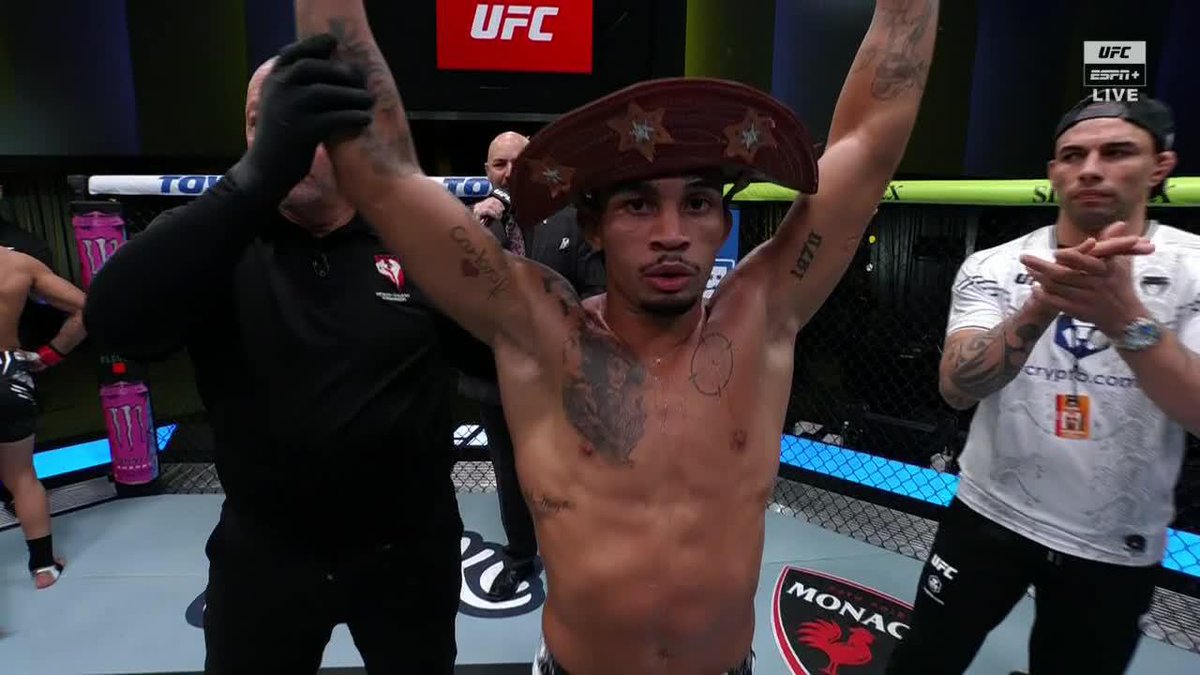 Andre Lima picks up the win over Igor Severino due to a DQ from Severino, who bit Lima’s arm 😳 #UFCVegas89