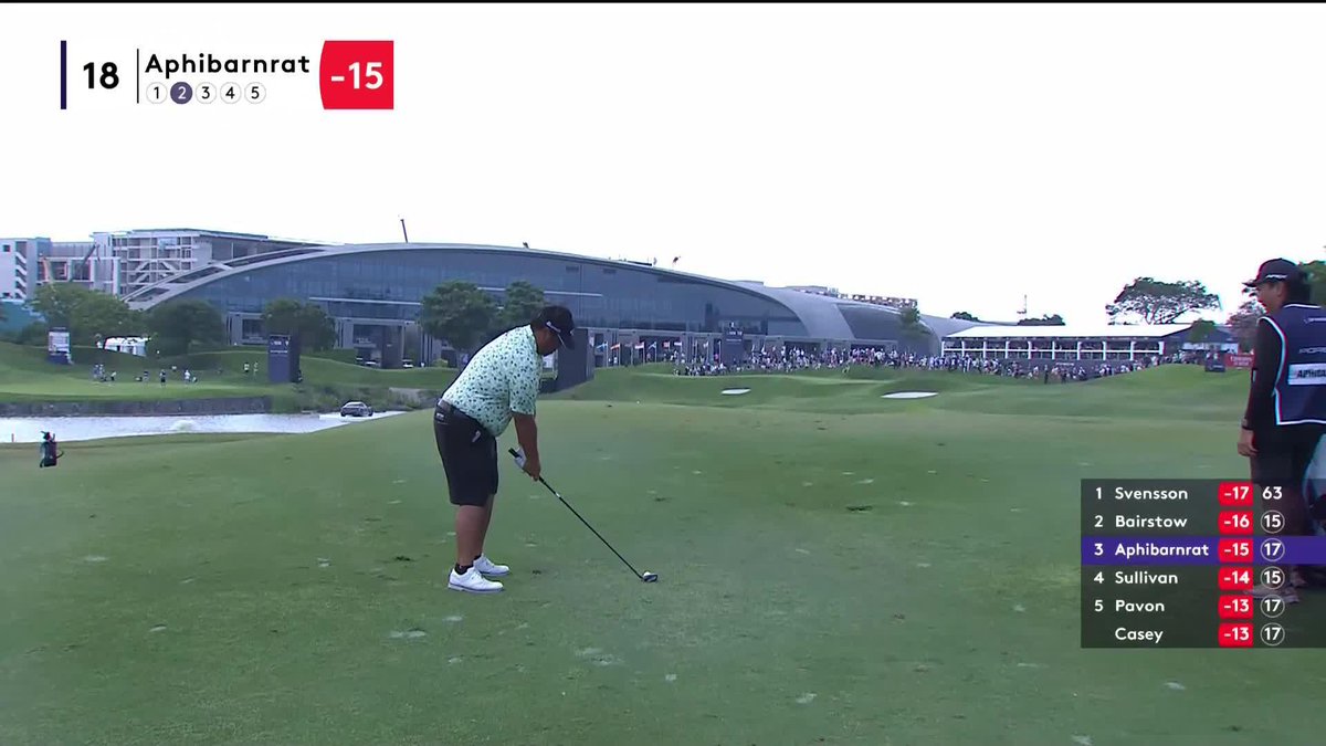 WOW 🤯 Kiradech Aphibarnrat EAGLES the 18th hole to tie the lead! #PorscheSingaporeClassic