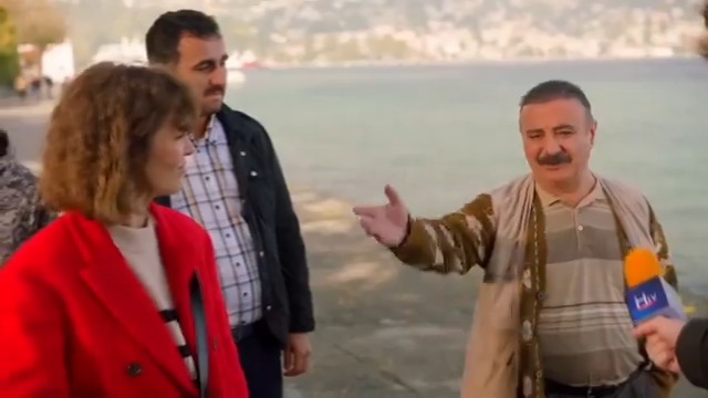 "Ağzında dişi var, kulakları yerinde hala pahalılık diyi ya! Çıkart telefonunu!"