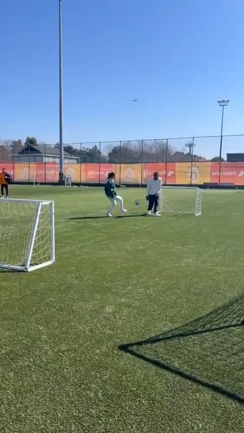 Kerem Demirbay, eşine karşı kaleye geçti fakat nafile... Golü yedi 🙂🤷🏻‍♂️