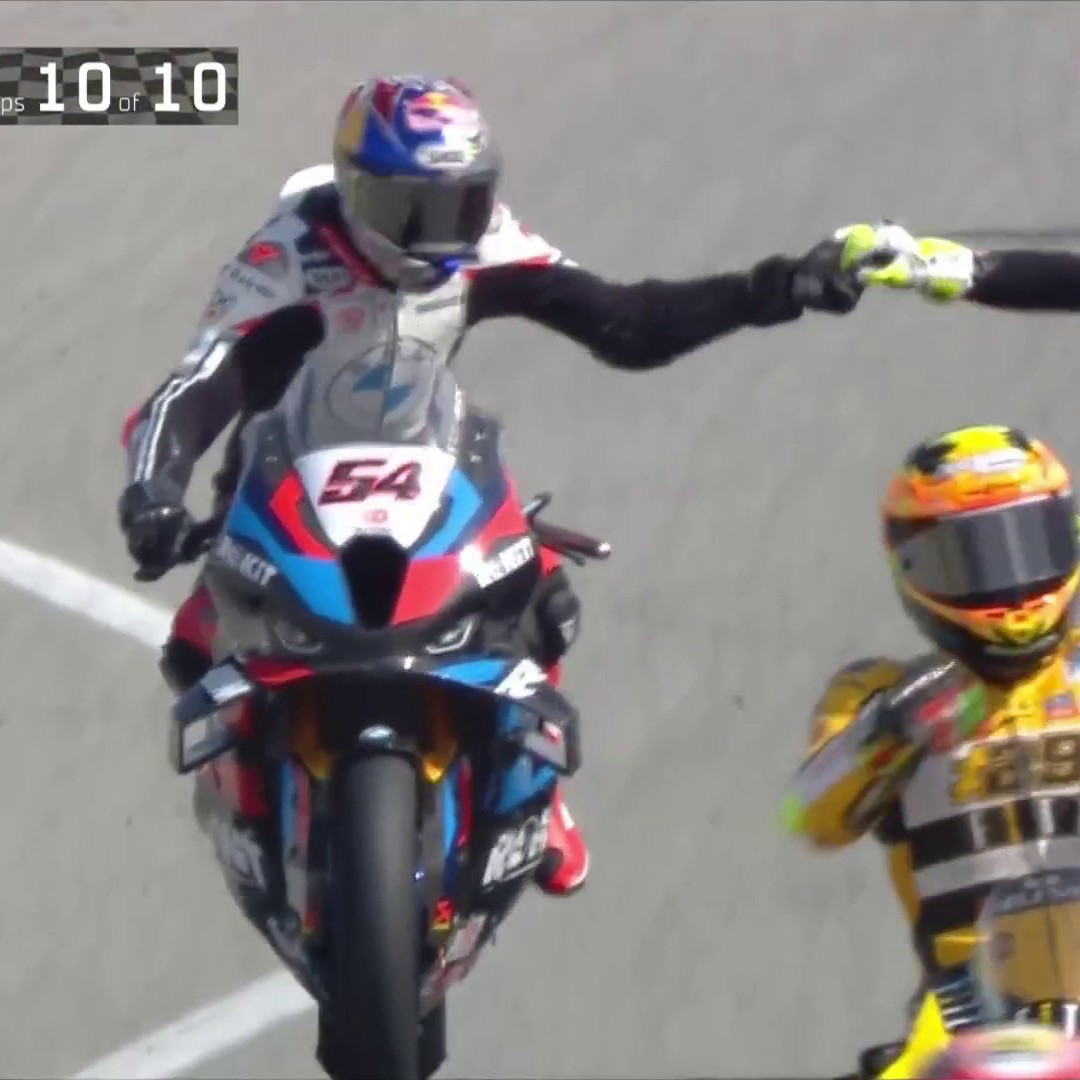 𝐓𝐨𝐩𝐫𝐚𝐤 𝐑𝐚𝐳𝐠𝐚𝐭𝐥ı𝐨ğ𝐥𝐮 𝐭𝐚𝐤𝐞 𝐚 𝐛𝐨𝐰! 👏 What a WorldSBK race 🏍️🏁 #CatalanWorldSBK