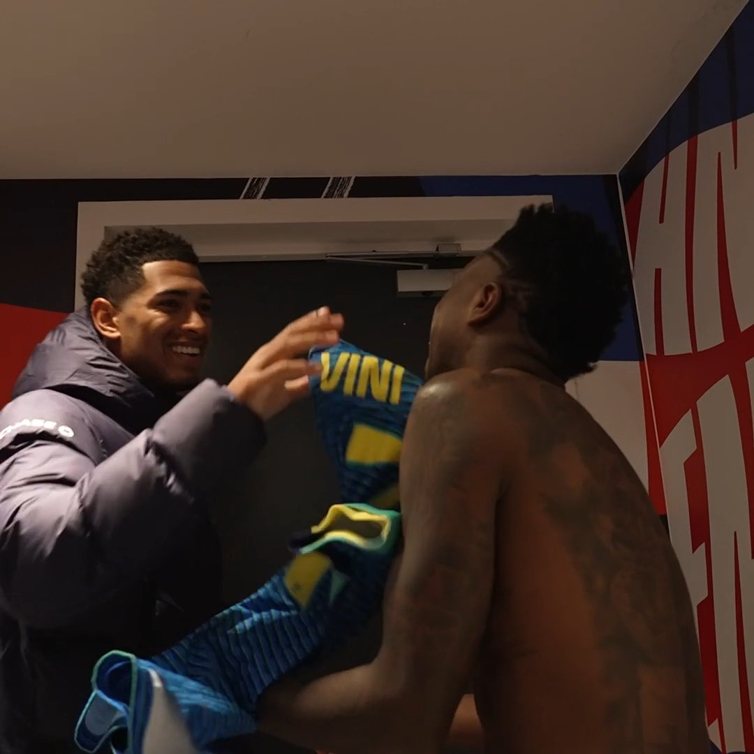 🚨 Vinicius Jr asking for Declan Rice’s shirt in the swaps! 🇧🇷🏴󠁧󠁢󠁥󠁮󠁧󠁿