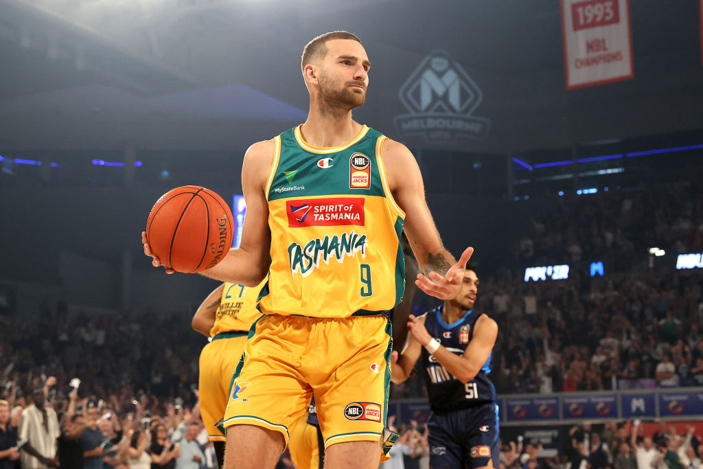 Dellavedova turns the ball over and Jack McVeigh hits a crazy half-court game winner. The Tasmania JackJumpers are 1 win away from a NBL Championship.
