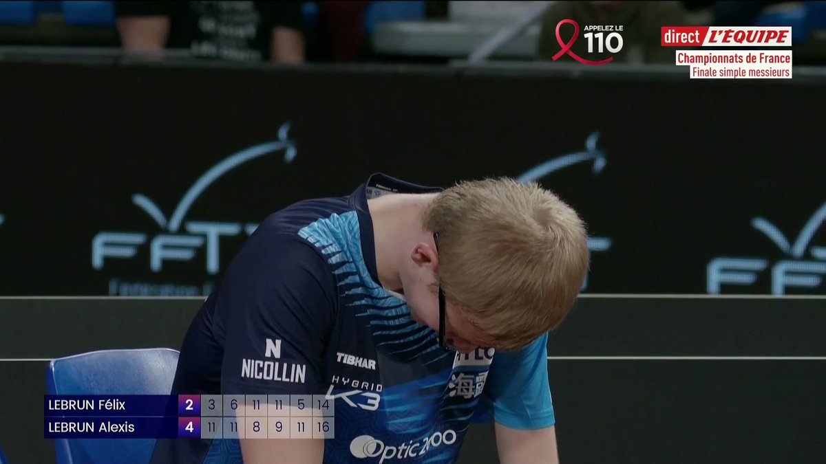 Alexis Lebrun est triple champion de France ! Victoire 4 sets à 2 de l'ainé de la fratrie, qui saute sur la table pour célébrer. Quelle finale entre les deux joueurs !