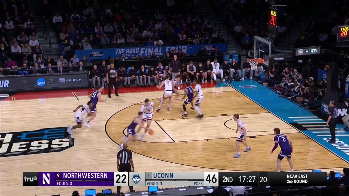 CLINGAN BLOCK ON ONE END NEWTON ACROBATICS AT THE OTHER 🤯 #MarchMadness UConn Men's Basketball