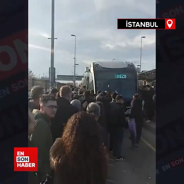 İstanbul'da ulaşım yine çileye döndü: Metrobüs arızası vatandaşları mağdur etti