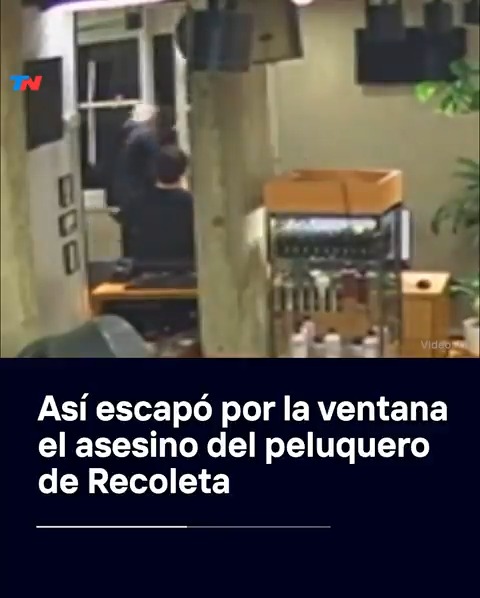 En las nuevas imágenes, que se conocieron este lunes, se puede observar que el encargado del local le abrió la ventana al colorista Abel Guzmán para huir tras dispararle a su compañero de trabajo.