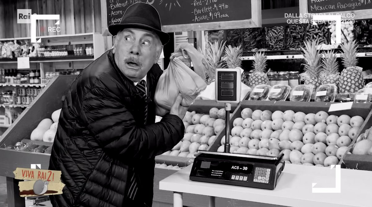 🚨Anziano non tocca la frutta al supermercato🚨 Parte subito l'inchiesta di #VivaRai2 con Manuela Moreno, vediamoci chiaro.