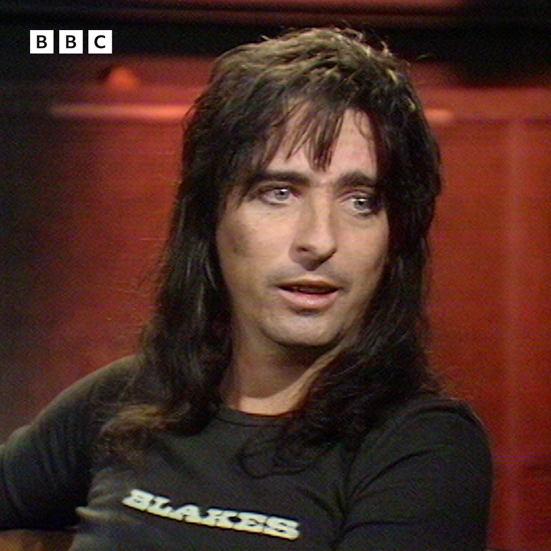 #OnThisDay 1974: "I play a role, and that's the acting part that I play." Talking to Bob Harris 💙 Harris on The Old Grey Whistle Test, Vincent Furnier talks about his infamous stage persona Alice Cooper and (maybe) playing golf with Bob Hope.