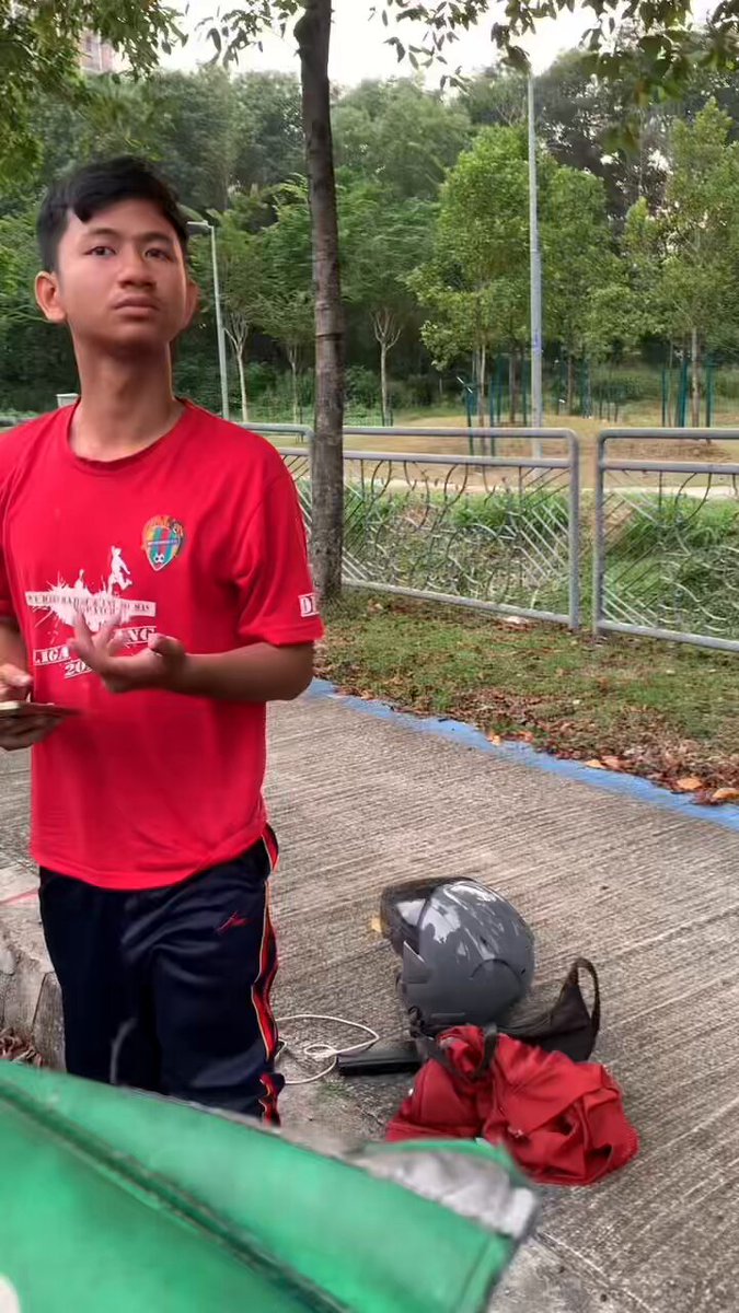 Abang ni bantu baiki motor seorang penghantaran makanan yang bisu dan pekak. video mcm ni patut viral, mengajak kepada ke arah kebaikan terima kasih orang baik2 🥹