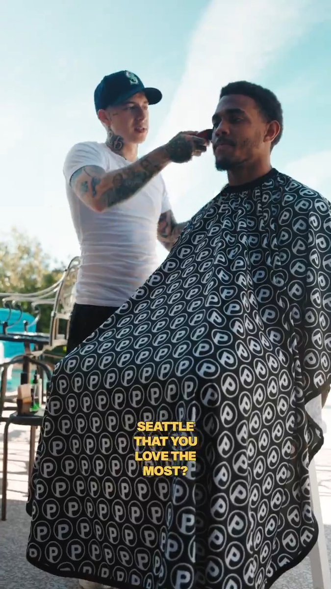 Viral barber VicBlends blessed J-Rod with a haircut 🙏 They had a conversation about Julio's journey in life, baseball and even how he donated an ambulance to his hometown ❤️