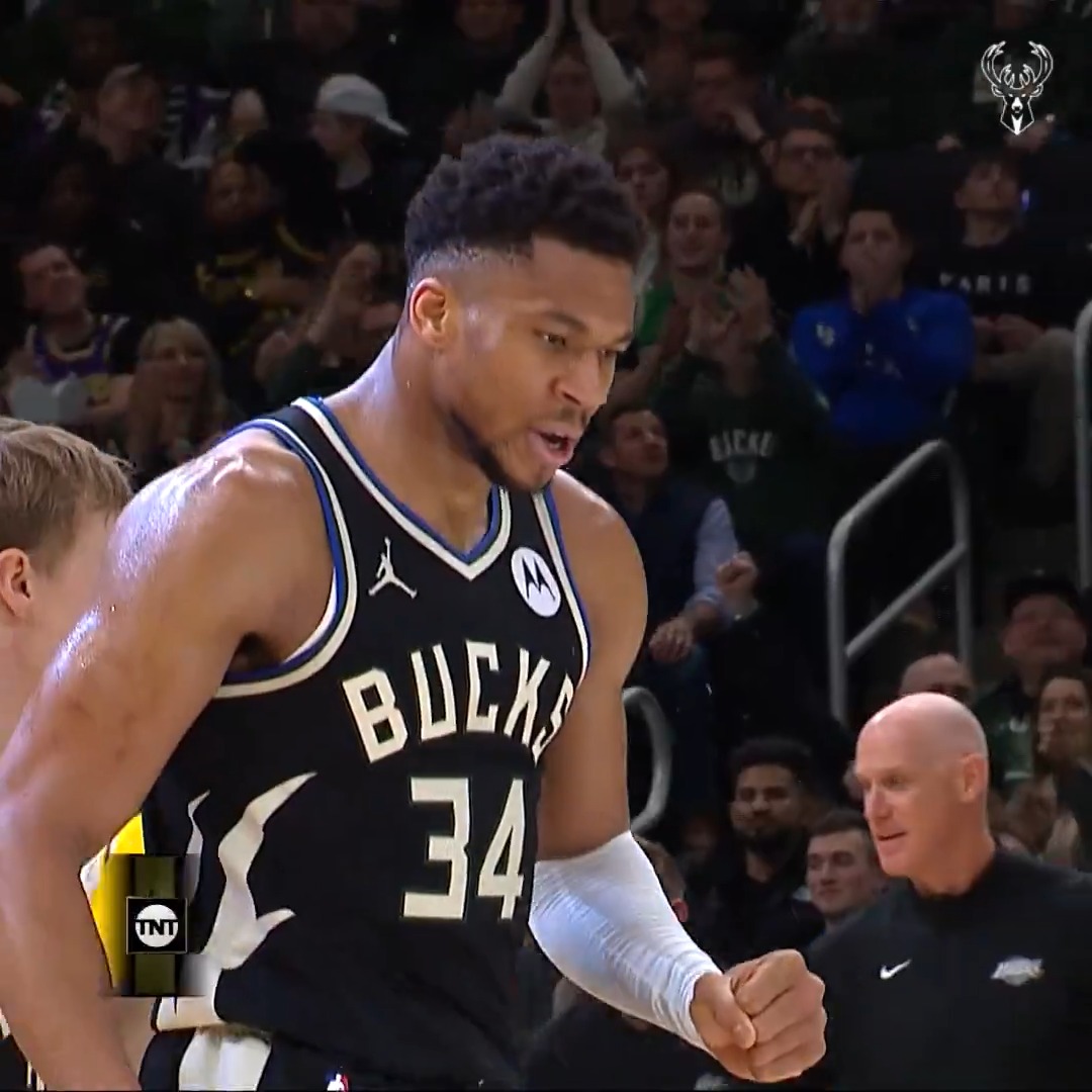 Giannis' putback beats the 3Q buzzer!