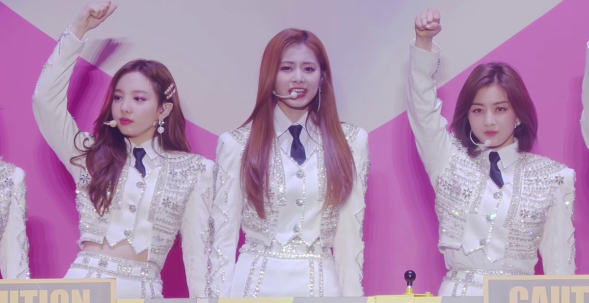 An unbiased take on ''K-pop girl groups who will survive even if lip-syncing and autotune were banned'' ☝️🤓 — A thread