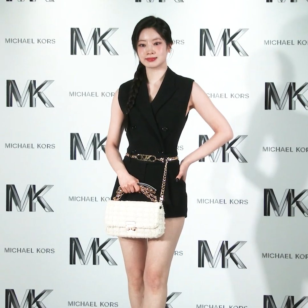 DAHYUN LOOKS SO GOOD IN THIS MICHAEL KORS FIT