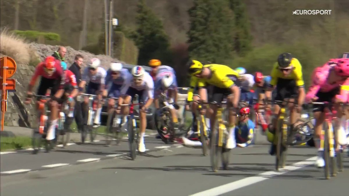 🚴🇧🇪 | De herhaling van de vreselijke valpartij in Dwars door Vlaanderen. Wout van Aert lijkt als eerste tegen het asfalt te gaan en is inmiddels ook afgestapt... #DDV24 📺 Koers kijk je op discovery+