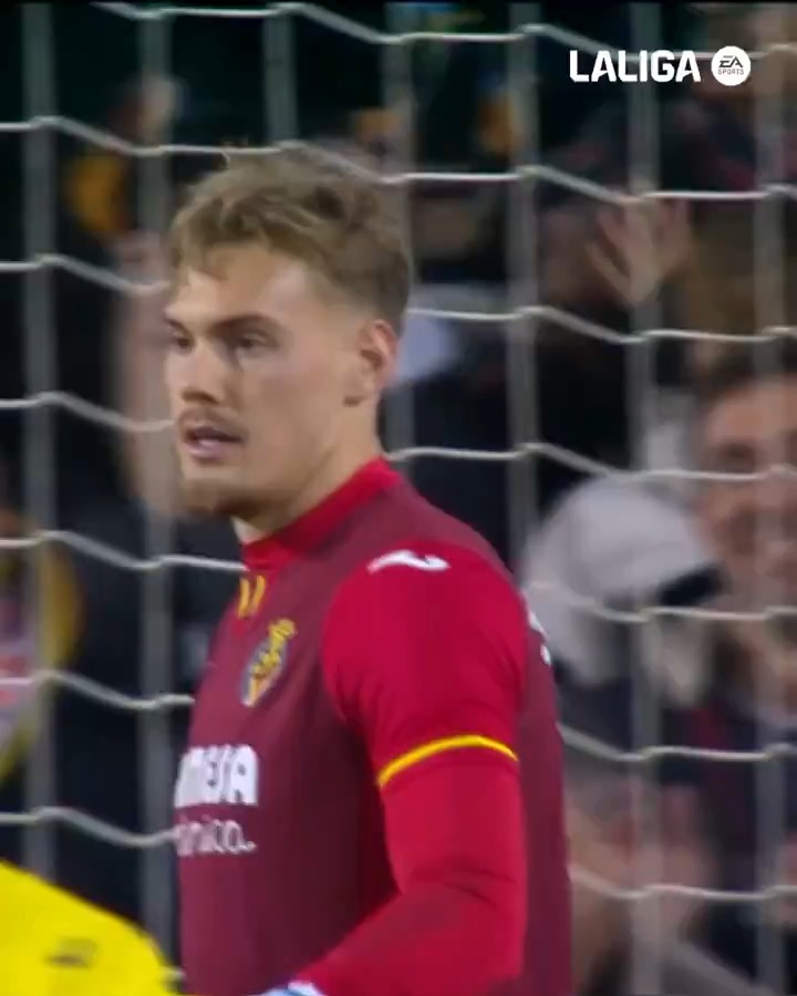 No es un portero, es un 𝗣𝗢𝗥𝗧𝗘𝗥𝗔𝗭𝗢. 🧤 🔝💛 Filip Jörgensen x Villarreal CF #LALIGAHighlights