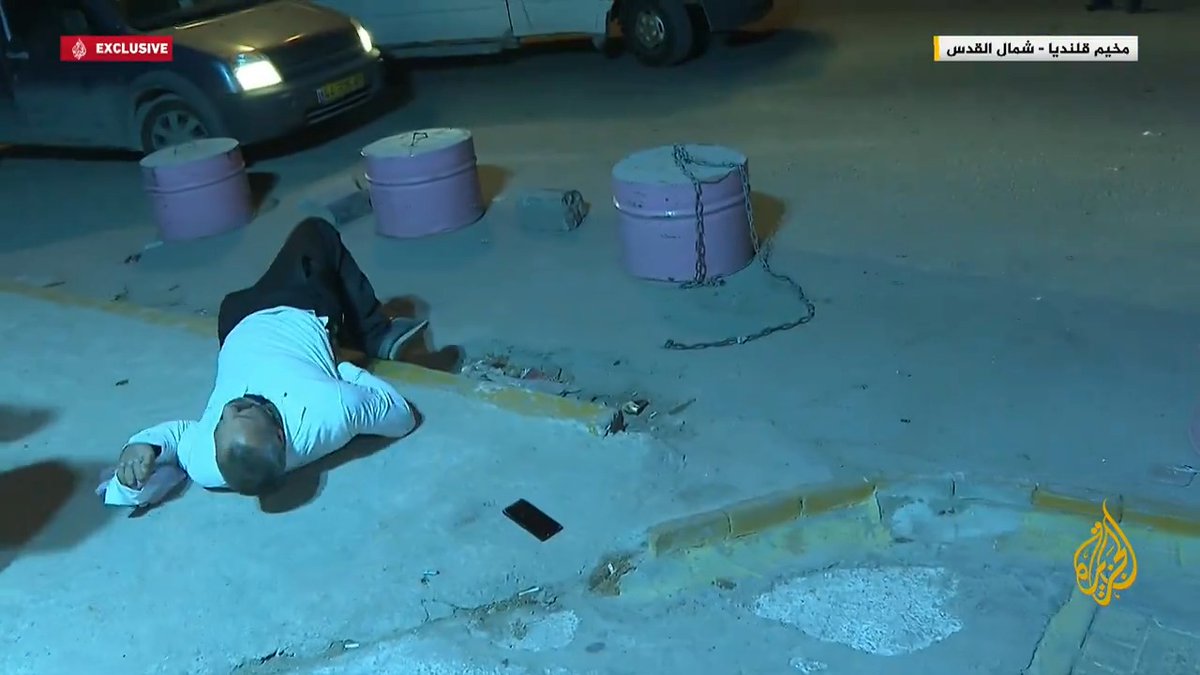مشاهد توثق إطلاق قناص إسرائيلي الرصاص باتجاه صحفيين في قلنديا وإصابة شخص قرب مراسلة الجزيرة جيفارا البديري #حرب_غزة #الأخبار