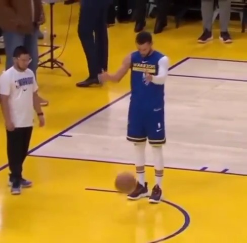 Imagine being so good at basketball when you lose your dribble you assume it's the court 😳